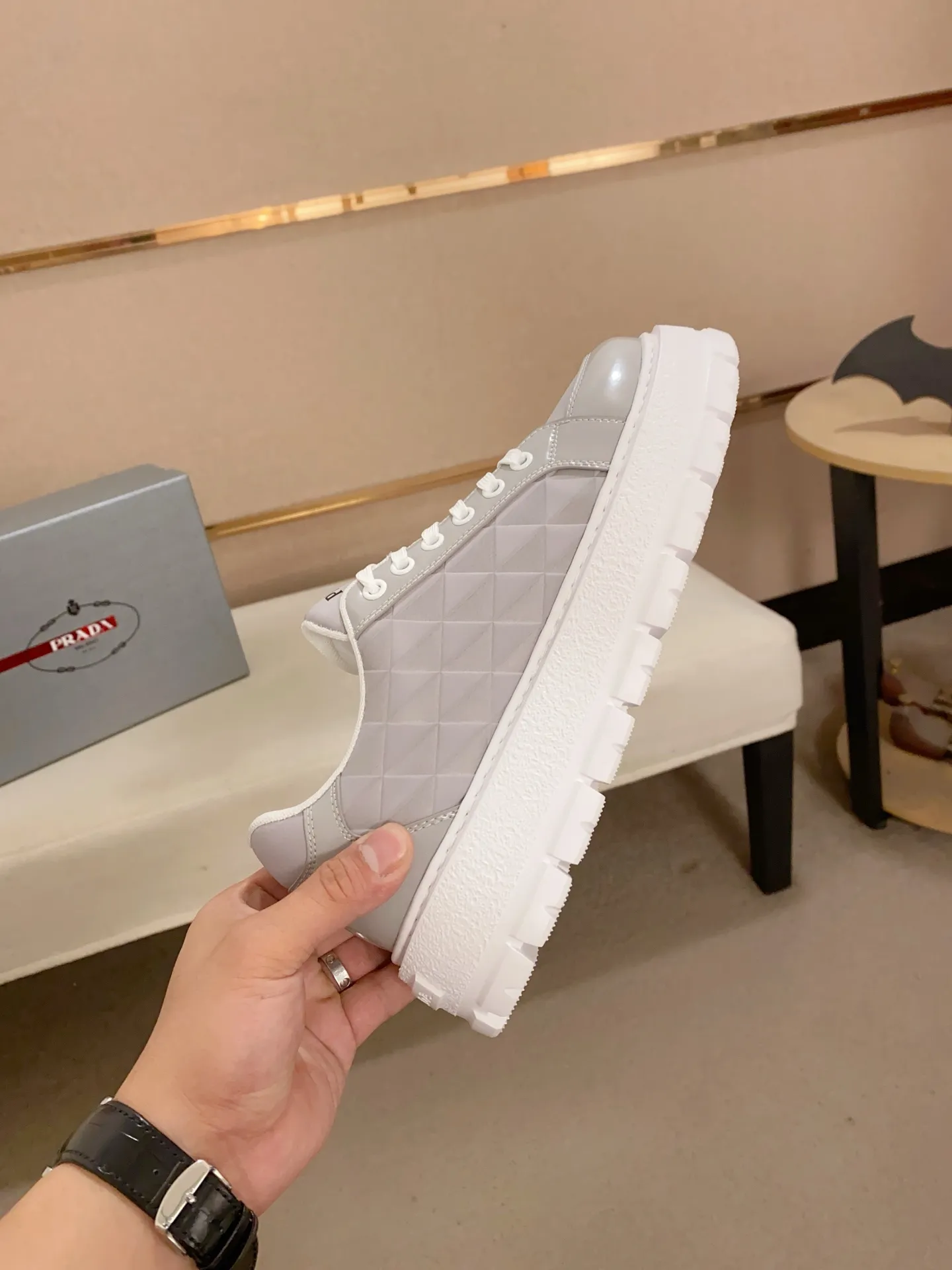 Men's shoes 💰 580💰 ✔️✔️✔️Higher version High-quality new PRADA (Prada) counters are launched simultaneously. The new men's shoes and 😘 fabrics are made of high-tech glue-spraying technology. Lining: Full cowhide lining. 👍🏿 High-end ☄️ Air-cushion molded anti-slip foam outsole, exquisite lines, simple and elegant, comfortable and high-end for leisure travel. Code number: 38 to 44 (45 can be customized and cannot be returned or exchanged)
